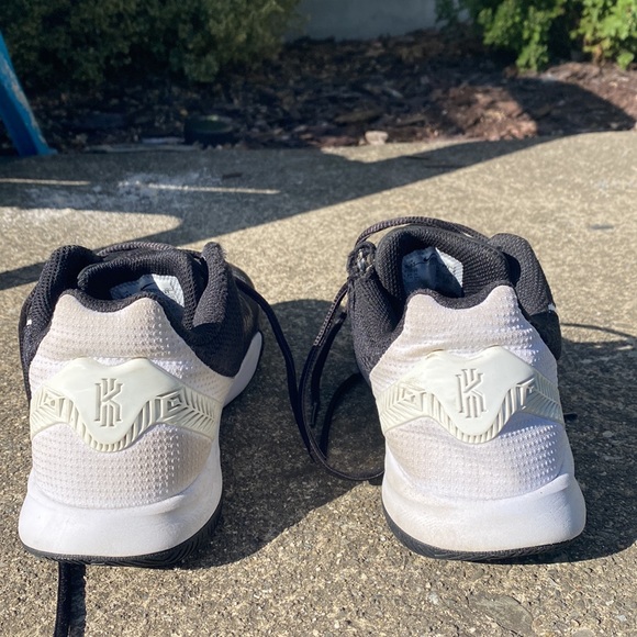 Nike Kyrie Basketball Sneakers - Picture 6 of 10